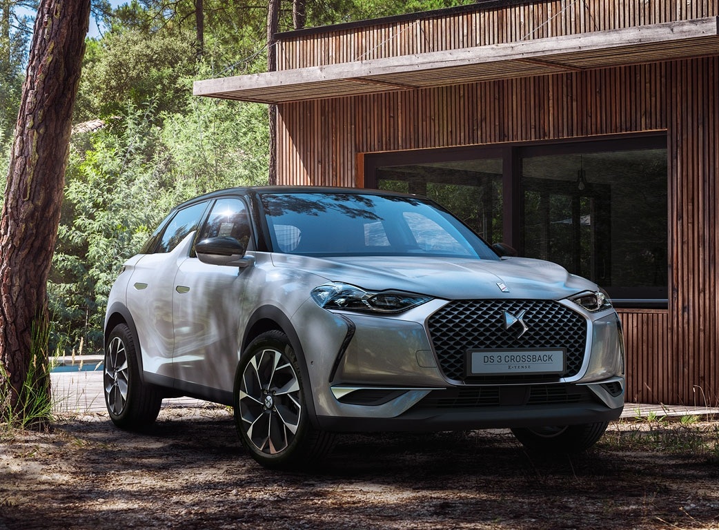 DS3 crossback e-tense在房子的前面