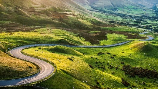 漫长蜿蜒的乡村的道路